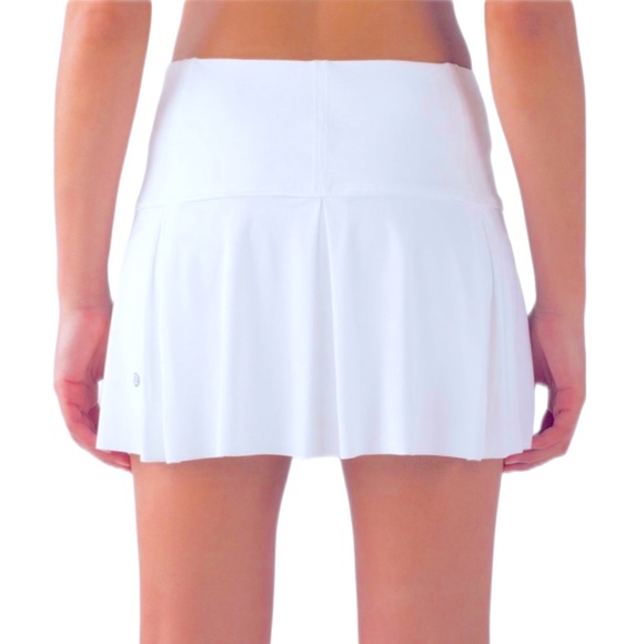 lululemon athletica Dresses & Skirts - Lululemon Lost In Pace Skirt White pleads Size 6 REGULAR